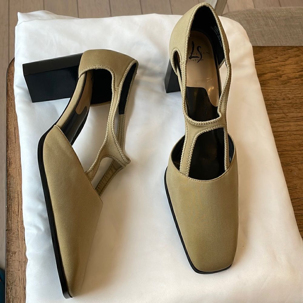 LIFESTRIDE TAN FABRIC CUTOUT PUMPS. NEW